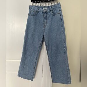 Light-wash wide leg cropped jeans